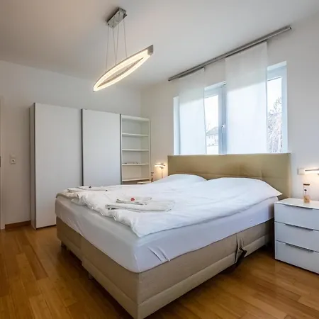 Premium Smart Huge Garden Media Streaming Appartement *